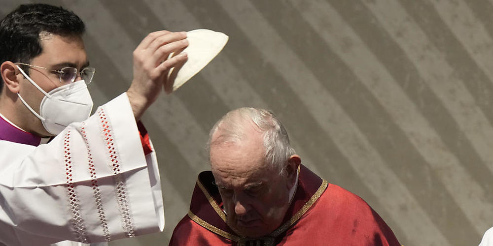 Papst Franziskus nimmt an der Messe «In passione Domini» im Petersdom teil. Die Predigt  zum Gedenken an den Tod Jesu Christi hielt Kardinal Raniero Cantalamessa, der offizielle Prediger des päpstlichen Hauses. Foto: Andrew Medichini/AP/dpa