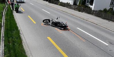 Wollte schneller sein als die wartenden Autofahrer, und büsste mit einem Unfall. Das Motorrad, nachdem der 64-jährige Fahrer in Chur gestürzt  ist.
