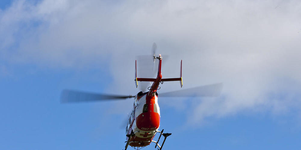Die verletzte E-Bike-Fahrerin wurde mit einem Helikopter in ein Spital geflogen. (Archivbild)
