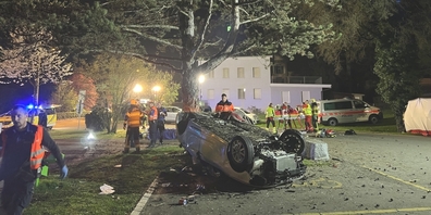 Ein Grossaufgebot an Rettungskräften rückte aus, doch für drei 19- bis 22-jährige Mitfahrer kam die Hilfe zu spät.