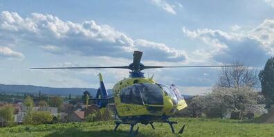 Ein 75-jähriger E-Bike-Fahrer wurde in Hallau bei einem Sturz so schwer verletzt, dass er mit dem Helikopter in ein Spital geflogen werden musste.