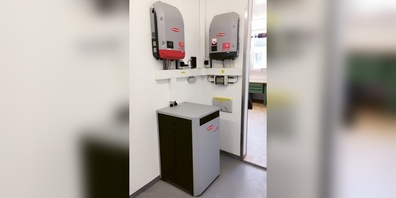 Der Batteriespeicher übernimmt den überschüssigen Strom von Photovoltaikanlagen und sichert damit eine optimale Stromnutzung für private Stromproduzenten.