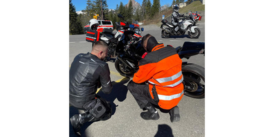 Die Kantonspolizei Schwyz führte am Ostermontag auf den beliebten Motorradstrecken im Kanton Fahrzeugkontrollen durch. 
