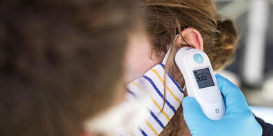 Mitarbeitende und Schutzsuchende wurden im Pfuusbus konsequent auf erhöhte Temperatur gecheckt. (Archivbild)
