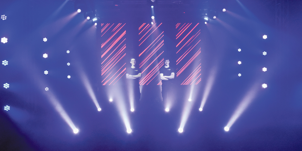 Die Lernenden Nils Moerbeek und Philippe Crelier führen beim Family Day am 24. April ihre selbstkreierte Lichtshow vor.