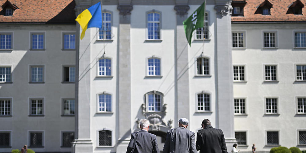 Die Flaggen der Ukraine und des Kantons St. Gallen wehen während der Aprilsession des Kantonsrats am Regierungsgebäude in St. Gallen.