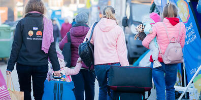 Frauen und Kinder, die aus der Ukraine geflohen sind, am Grenzübergang Medyka in Polen.