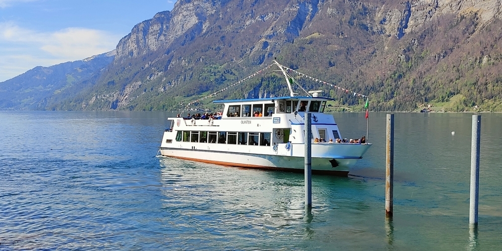 Eine Walensee-Schiff bei der Einfahrt zum Hafen in Unterterzen. (Archivbild)