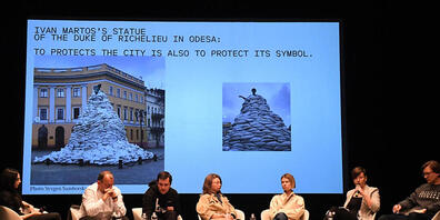Bilder der mit Sandsäcken geschützten Statue des Herzogs von Richelieu in Odessa, die von Ivan Martos geschaffen wurde, werden im Teatro Piccolo Arsenale bei der Pressekonferenz im Pavillon der Ukraine an die Wand projeziert. Die alle zwei Jahre s...