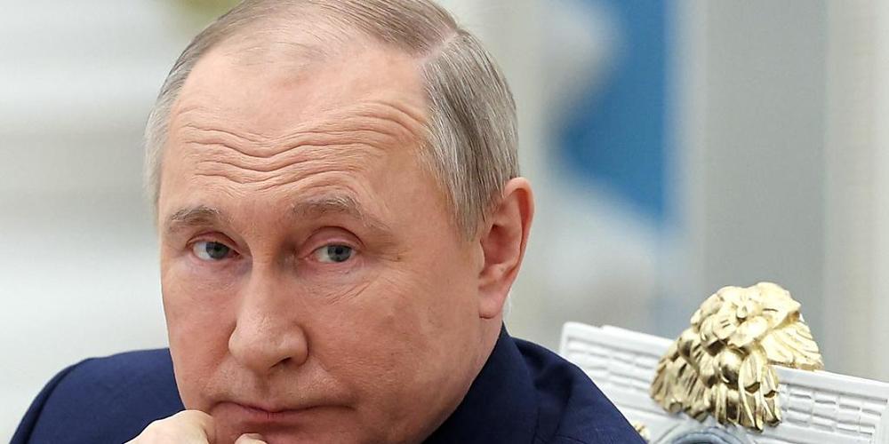 HANDOUT - Das von der staatlichen russischen Nachrichtenagentur Sputnik über AP veröffentlichte Handout-Foto zeigt Wladimir Putin, Präsident von Russland, während er bei einer Sitzung des Aufsichtsrates von «Russland - Land der Möglichkeiten» im K...