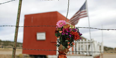 ARCHIV - In Gedenken: Ein Blumenstrauß hängt vor der Bonanza Creek Film Ranch. Foto: Andres Leighton/AP/dpa