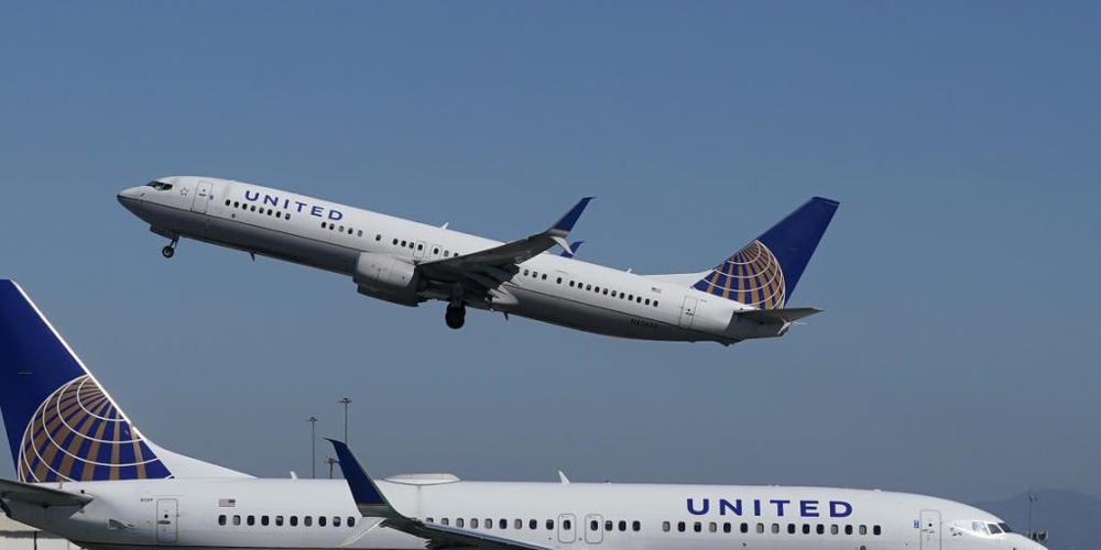 Die US-Fluggesellschaft United Airlines  rechnet nach einem hohen Verlust im ersten Quartal 2022 mit einer rasanten Erholung im Sommer. (Archivbild)