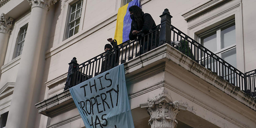 Demonstranten haben letzte Woche in London ein Haus besetzt, das einem russischen Oligarchen gehören soll. Die USA haben nun Sanktionen gegen den Oligarchen Konstantin Malofejew und sein Netzwerk verhängt. (Archivbild)