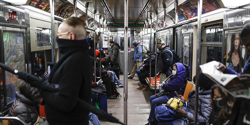 ARCHIV - Passagiere tragen Mund-Nasen-Schutz in der New Yorker U-Bahn Richtung Downtown. Foto: John Minchillo/AP/dpa