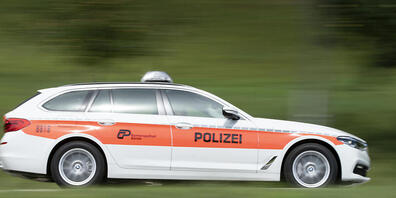 Die Kantonspolizei Zürich musste am Mittwochabend zu einem Einsatz ausrücken. Eine Motorradfahrer starb nach eine Kollision mit zwei Feuerwehr-Fahrzeugen noch an der Unfallstelle. (Symbolbild)