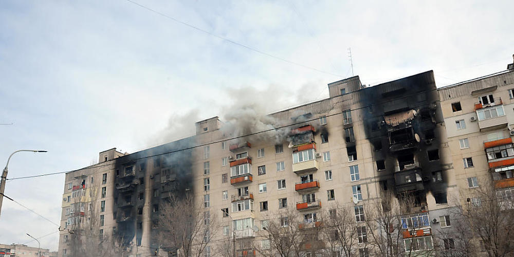 Ein Wohnhaus in der Region Luhansk nach dem Beschuss durch russische Truppen. Nach Angaben des Gouverneurs von Luhansk, Serhij Hajdaj, ist der Großteil der Region unter russischer Kontrolle. Foto: -/Ukrinform/dpa