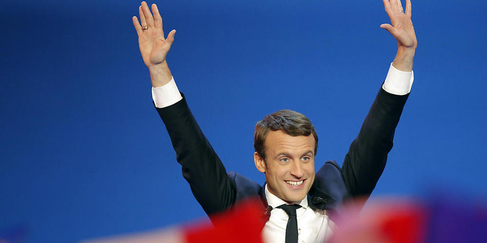 ARCHIV - Der französische Präsidentschaftskandidat und derzeitige Präsident von Frankreich, Emmanuel Macron, lässt sich von seinen Unterstützern bejubeln. Einer Umfrage des Instituts Elabe zufolge ist Macron als Sieger aus der TV-Debatte mit seine...