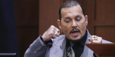 Der US-amerikanische Schauspieler Johnny Depp sitzt während der Anhörung im Gerichtssaal des Fairfax County Circuit Court. Depp hat am zweiten Tag im Zeugenstand im Verleumdungsprozess gegen seine Ex-Frau Amber Heard ihre angeblichen Gewaltausbrüc...