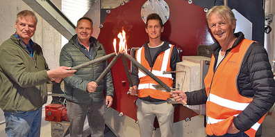 Ulrich Suer, Gion Willi, Andreas Zindel und Andreas Zindel-Schnell  beim Entzünden des Ofens. 