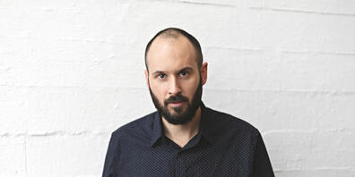Der Schweizer Autor Joachim B. Schmidt hat im Februar seinen Roman "Tell" veröffentlicht. Jetzt haben die Deutschschweizer Buchhändlerinnen und Buchhändler das Werk zu ihrem Lieblingsbuch 2022 erkoren.