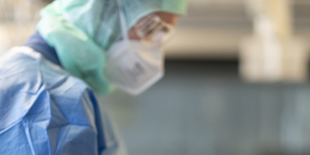 Die Coronapandemie hinterliess deutliche Spuren im Kantonsspital Graubünden. Die Fallzahlen im ambulanten Bereich sind 2021 explodiert. Die Finanzen erholten sich hingegen im Vergleich zum ersten Pandemiejahr.
