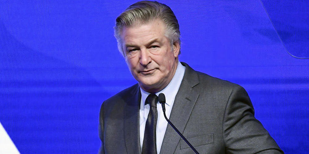 ARCHIV - Bei den Dreharbeiten zu einem neuen Film verletzte Schauspieler Alec Baldwin ausversehen mit einer Schusswaffe eine Kamerafrau tödlich und traf den Regisseur an der Schulter. Foto: Evan Agostini/Invision/AP/dpa