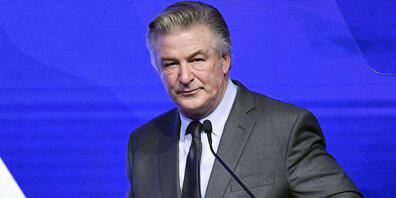 ARCHIV - Bei den Dreharbeiten zu einem neuen Film verletzte Schauspieler Alec Baldwin ausversehen mit einer Schusswaffe eine Kamerafrau tödlich und traf den Regisseur an der Schulter. Foto: Evan Agostini/Invision/AP/dpa