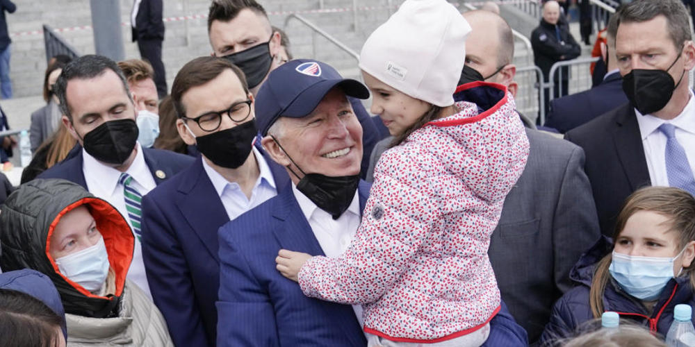 US-Präsident Joe Biden mit einem ukrainischen Flüchtlingskind. Foto: Evan Vucci/AP/dpa