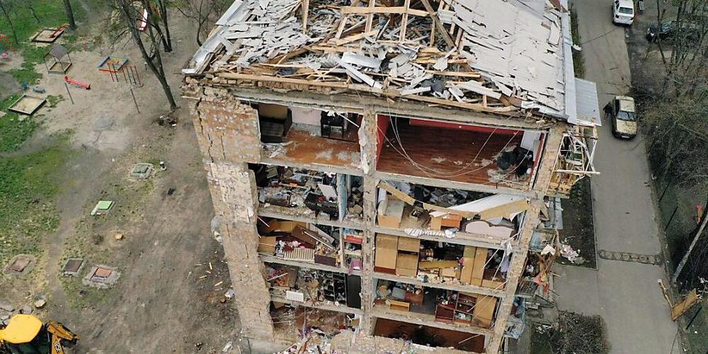 Ein durch einen Raketenangriff zerstörter Wohnblock in Vinograda. Foto: Jussi Nukari/Lehtikuva/dpa