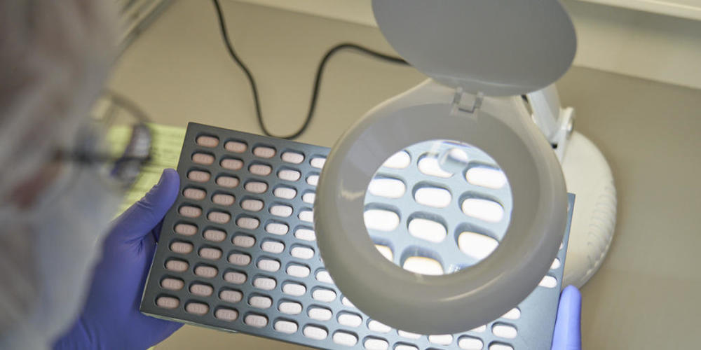 Ein Pfizer-Mitarbeiter in Freiburg untersucht Paxlovid-Tabletten.  (Pfizer via AP)