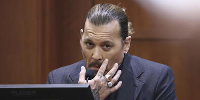 Johnny Depp, Schauspieler aus den USA,  hört zu, während er im Gerichtssaal des Fairfax County Circuit Court in Fairfax, Virginia, aussagt. Foto: Jim Lo Scalzo/EPA Pool via AP/dpa