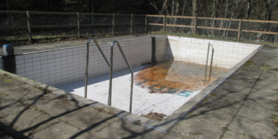 Das älteste, bis auf weiteres nicht genutzte Schwimmbad der Region Vorderland wurde 1909 erbaut und gilt heute als Pionierleistung.