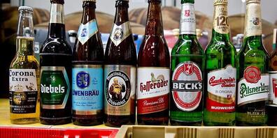 Der Rückzug aus Russland belastet den weltgrössten Bierbrauer AB Inbev schwer. Der Konzern rechnet aus dem Verkauf seiner Anteile am russischen Gemeinschaftsunternehmen mit einem Abschreiber in MIlliardenhöhe.(Archivbild)