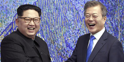 ARCHIV - Moon Jae-in (r), scheidender Präsident von Südkorea hat Kim Jong Un, Machthaber von Nordkorea, in einem Abschiedsbrief zum Dialog aufgerufen. Foto: Korea Summit Press/Pool via AP/dpa