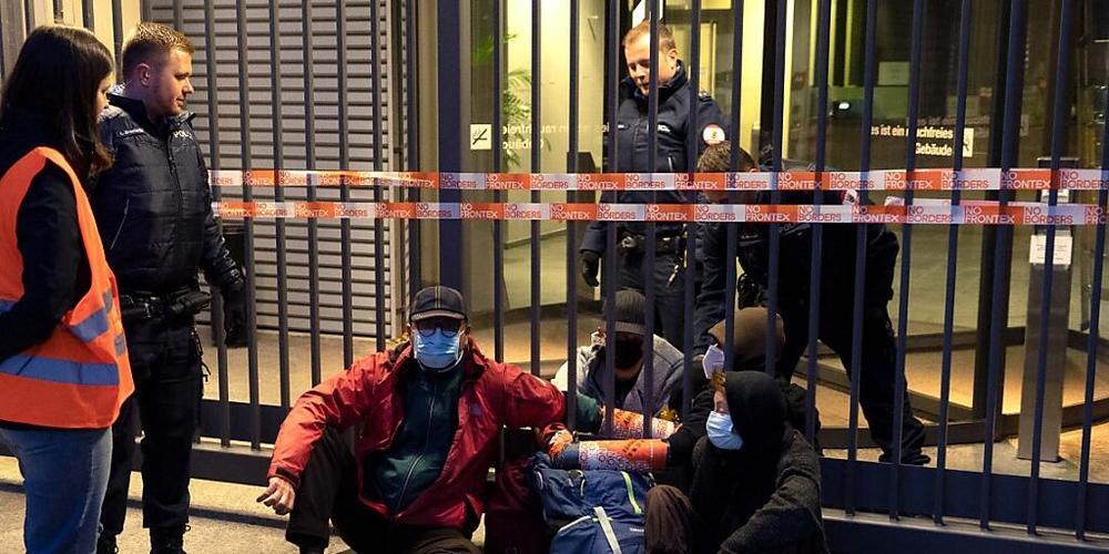 Blockadeaktion gegen die Frontex-Vorlage: Aktivistinnen und Aktivisten vor dem Bundesamt für Zoll und Grenzsicherheit.