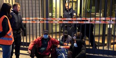 Blockadeaktion gegen die Frontex-Vorlage: Aktivistinnen und Aktivisten vor dem Bundesamt für Zoll und Grenzsicherheit.