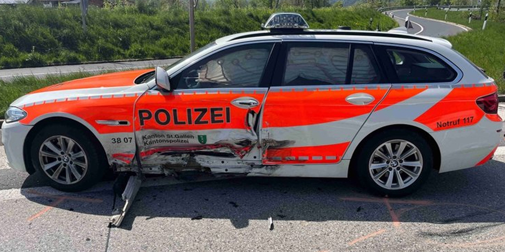 Beim Zusammenprall eines zivilen Fahrzeugs mit einem Patrouillenfahrzeug der Polizei erleiden beide einen Totalschaden.