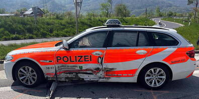 Das beschädigte Polizeiauto, das mit eingeschalteten Warnblinkern eine gesperrte Fahrspur auf der A13 bei Sevelen SG signalisiert hatte.