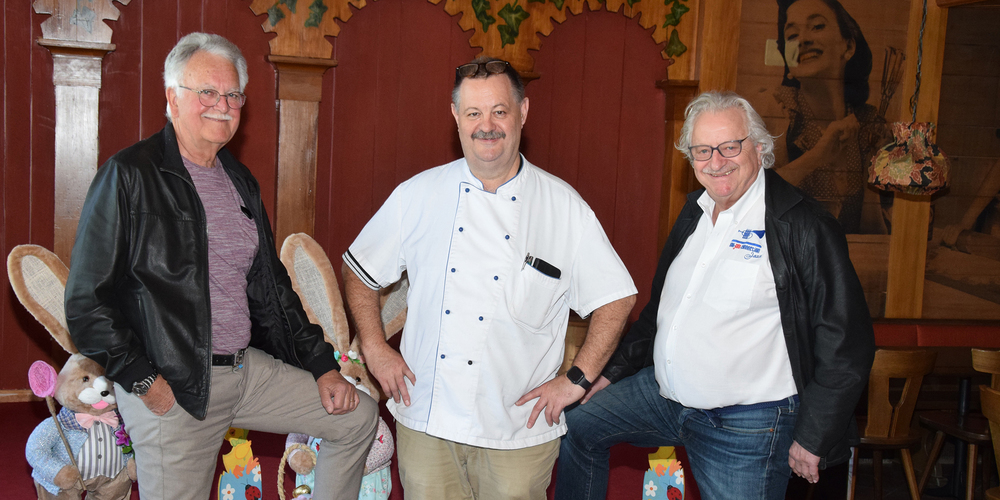 Keine Frage, mit diesen drei Herren weht ein frischer Wind im Restaurant Roos in Wollerau: Der neue Wirt Beat Kornfellner (Mitte) wird dabei in Sachen Konzerte von Walter Fügli (l.) und Marco Isenegger (r.) unterstützt. 