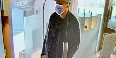 Das Bild einer Überwachungskamera zeigt einen der beiden Täter, die in Flawil SG eine Goldschmiede überfielen.