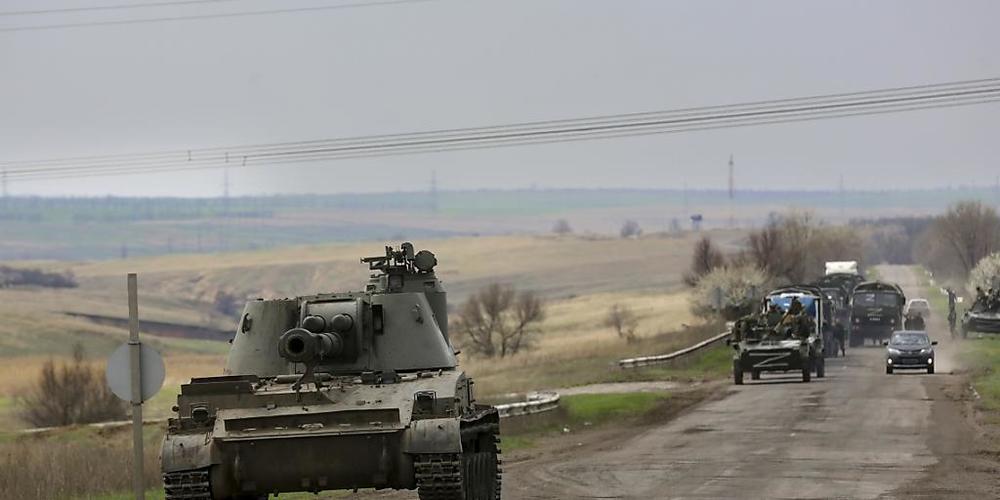 ARCHIV - Russische Militärfahrzeuge in der Nähe von Mariupol. Foto: Alexei Alexandrov/AP/dpa