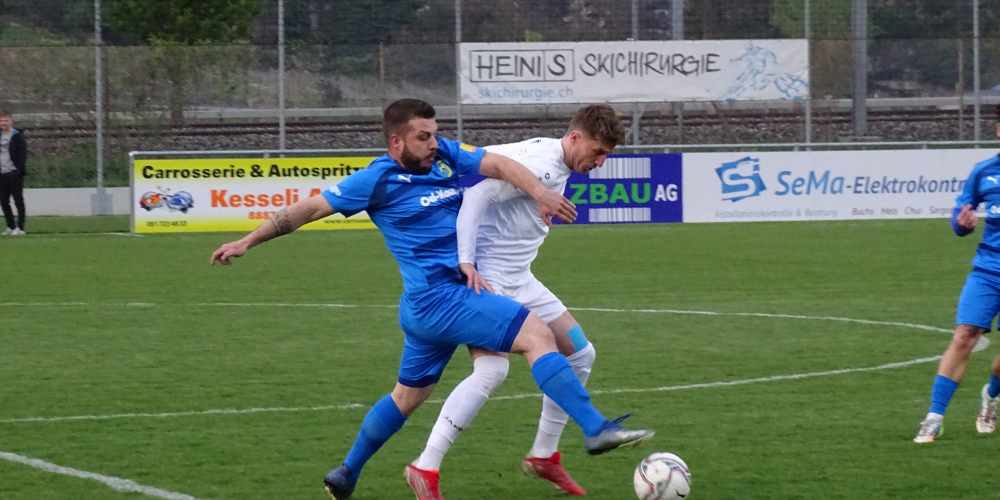 Torschütze Flamur Bojaxhi (rechts) setzt sich gegen einen Melser Verteidiger durch, trotzdem gab es für den FC Au-Berneck in Mels keine Punkte