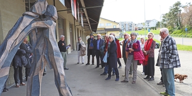 Vor der Holzskulptur von Thomas Hausenbaur wurden die Mitglieder des Kunstvereins von Raphael Rezzonico begrüsst.