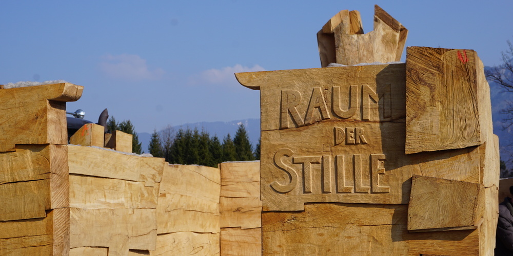 Der «Raum der Stille» wird vom bekannten Holzbildhauer Markus Buschor gestaltet