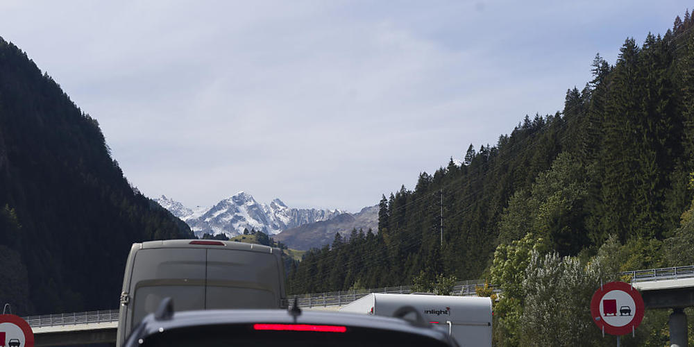 Blick vom Steuer Im Stau bei Quinto TI in Richtung Norden auf der A2 vor dem Gotthard-Strassentunnel. (Themenbild)
