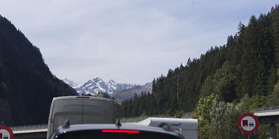 Blick vom Steuer Im Stau bei Quinto TI in Richtung Norden auf der A2 vor dem Gotthard-Strassentunnel. (Themenbild)