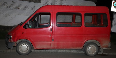 Wer kennt diesen lädierten Lieferwagen und seine beiden ebenfalls lädierten Chauffeure?