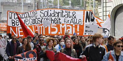 "Rettungsboote statt Frontex": Demonstranten protestieren in Bern gegen die EU-Verordnung zur europäischen Grenzschutzagentur Frontex. Die Abstimmung zu Frontex findet am 15. Mai 2022 statt.