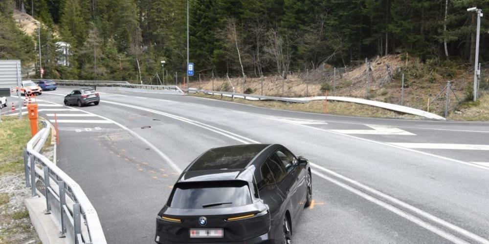 Der Unfall forderte zwei Verletzte und beträchtlichen Blechschaden.