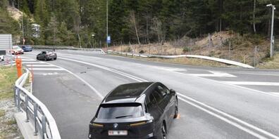 Der Unfall forderte zwei Verletzte und beträchtlichen Blechschaden.